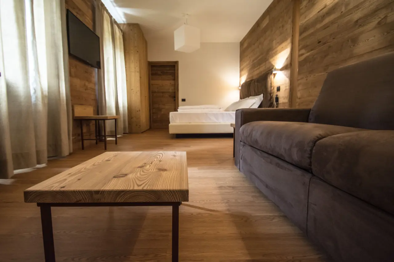 Orobie Alps Resort in Roncobello – Gemütliches Hotelzimmer mit Altholz-Design | Wellnesshotel Lombardei