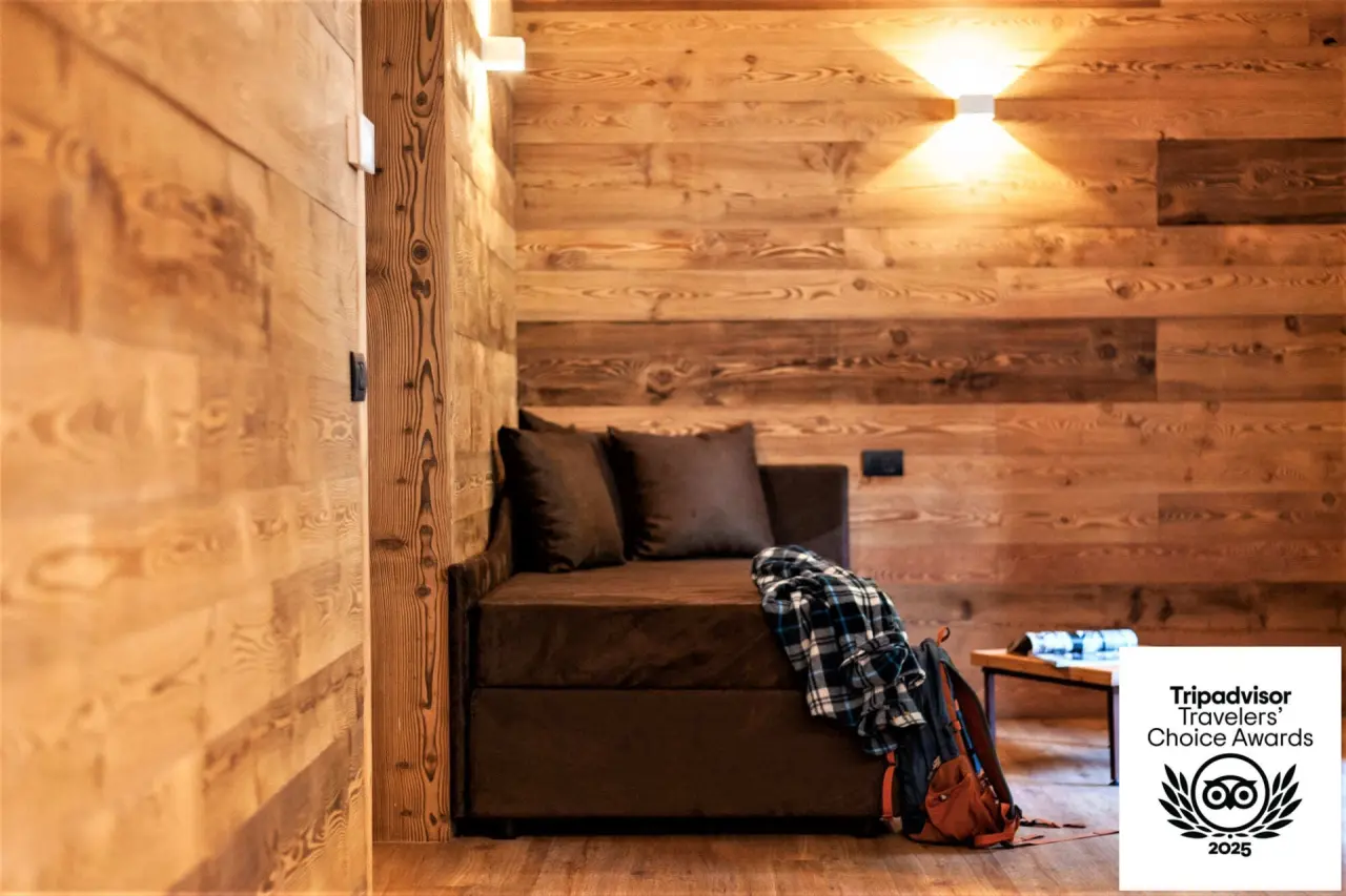 Orobie Alps Resort in Roncobello – Gemütliche Sitzecke mit Altholz-Design | Wellnesshotel Bergamasker Alpen