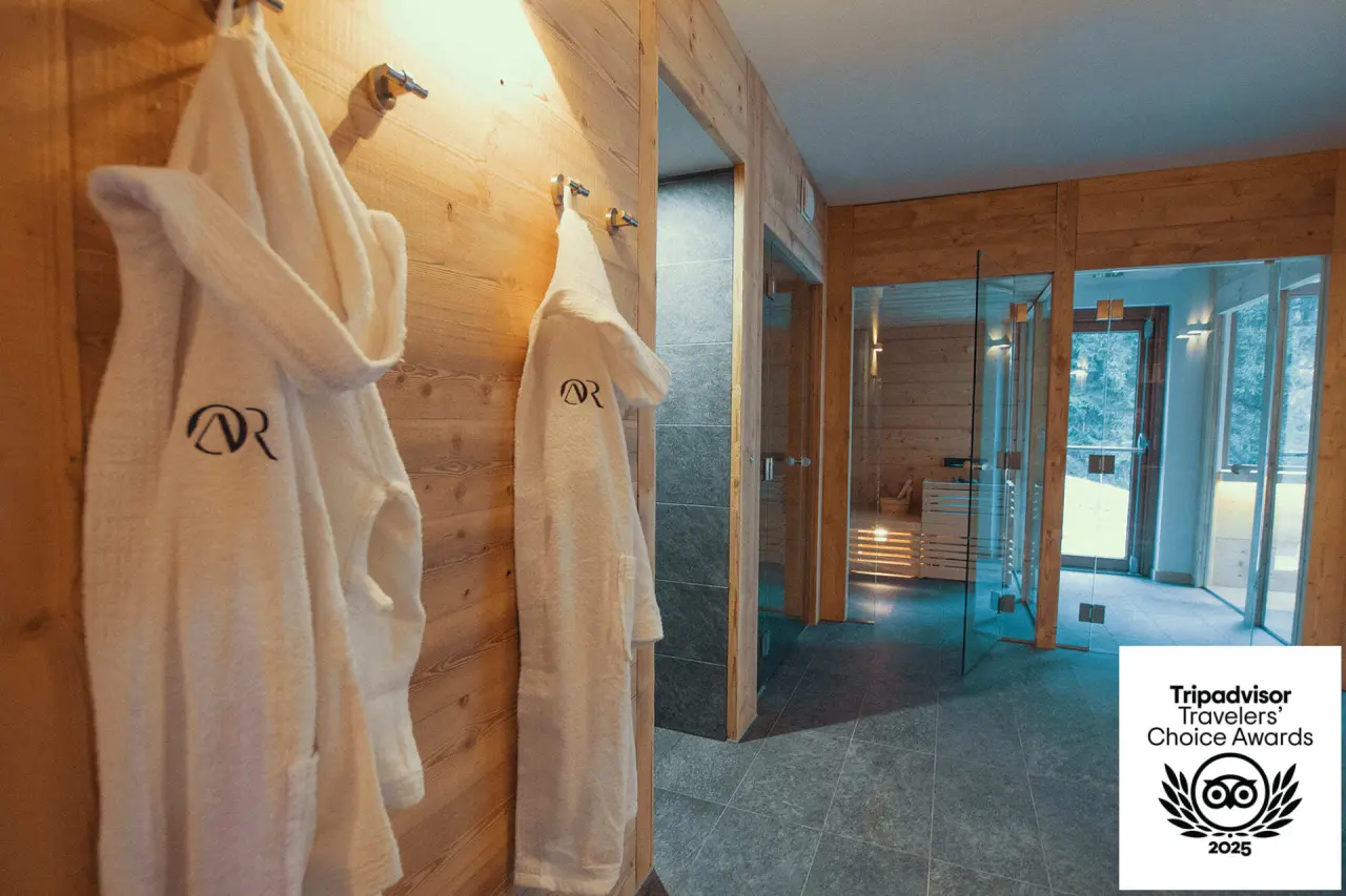 Orobie Alps Resort in Roncobello – Bademäntel im Wellnessbereich vor dem Saunazugang | Wellnesshotel Lombardei