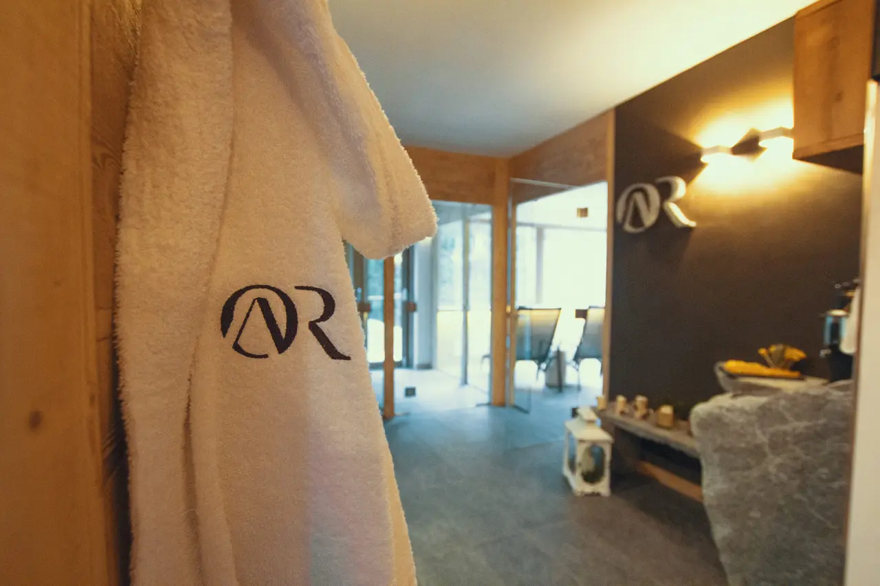Orobie Alps Resort in Roncobello – Weißer Bademantel im Wellnessbereich mit Hotellogo | Wellnesshotel Lombardei