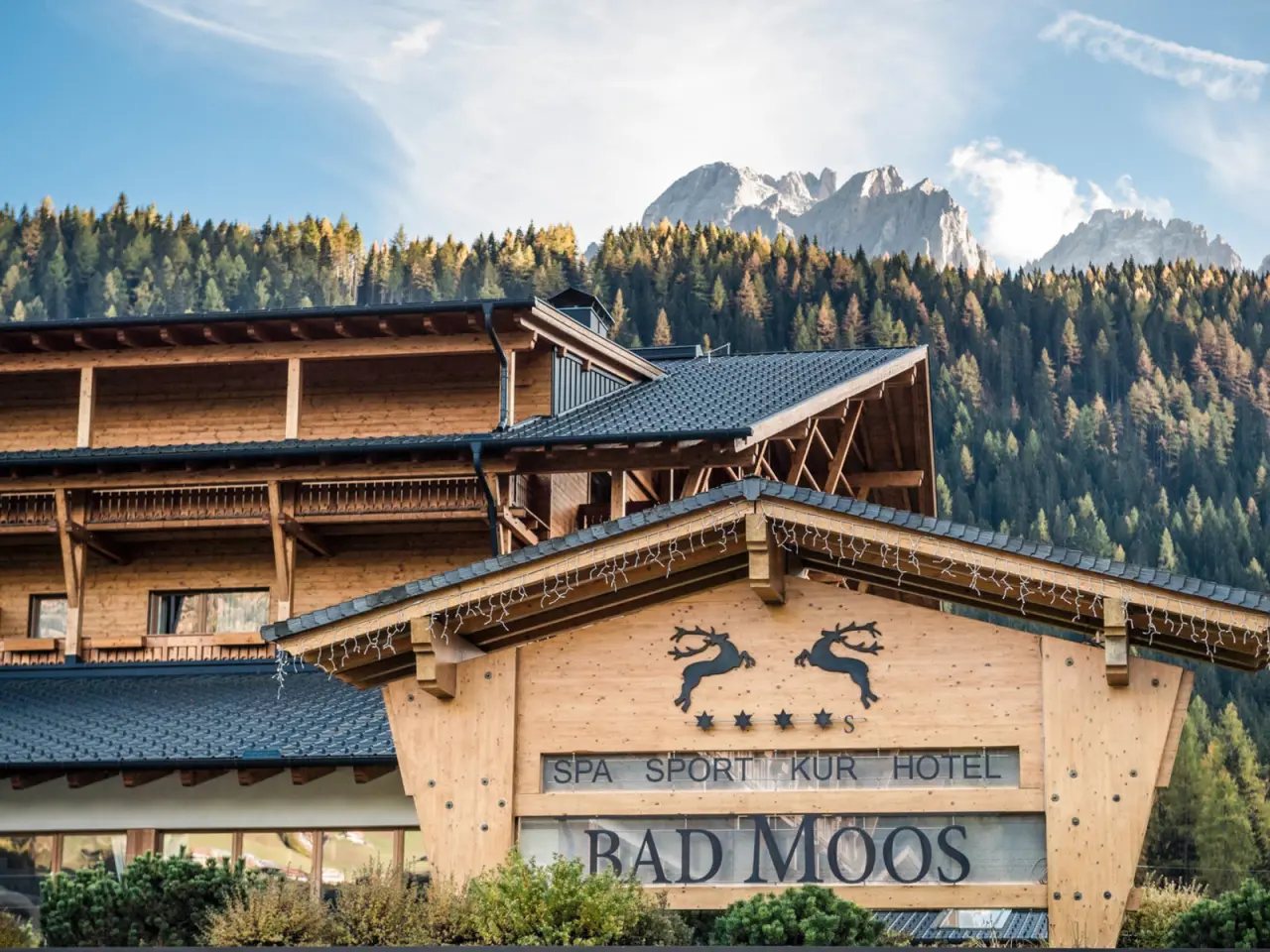 Bad Moos Dolomites Spa Resort in Sexten – Holzfassade vor Dolomiten-Panorama | Wellnesshotel Südtirol