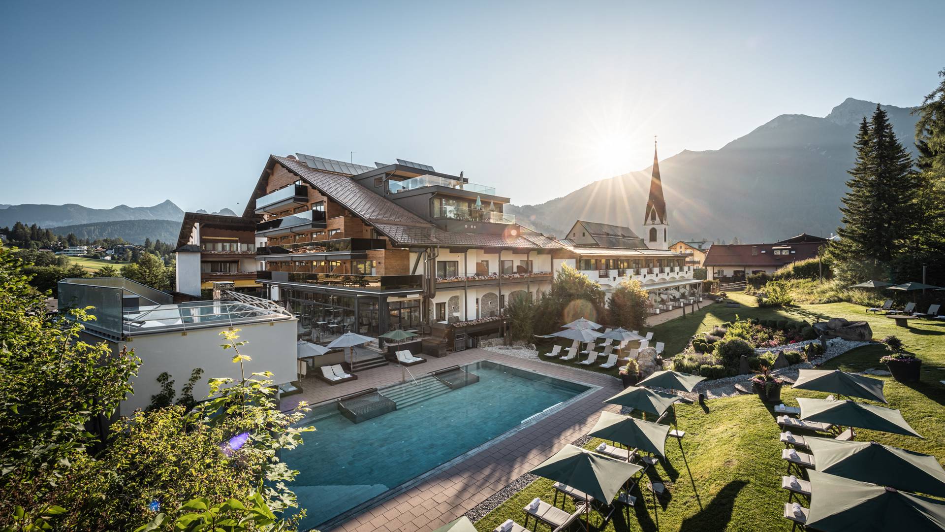 Hotel Kosterbräu in Seefeld – Hotelanlage mit großem Außenpool und Sonnenterrasse | Wellnesshotel Tirol