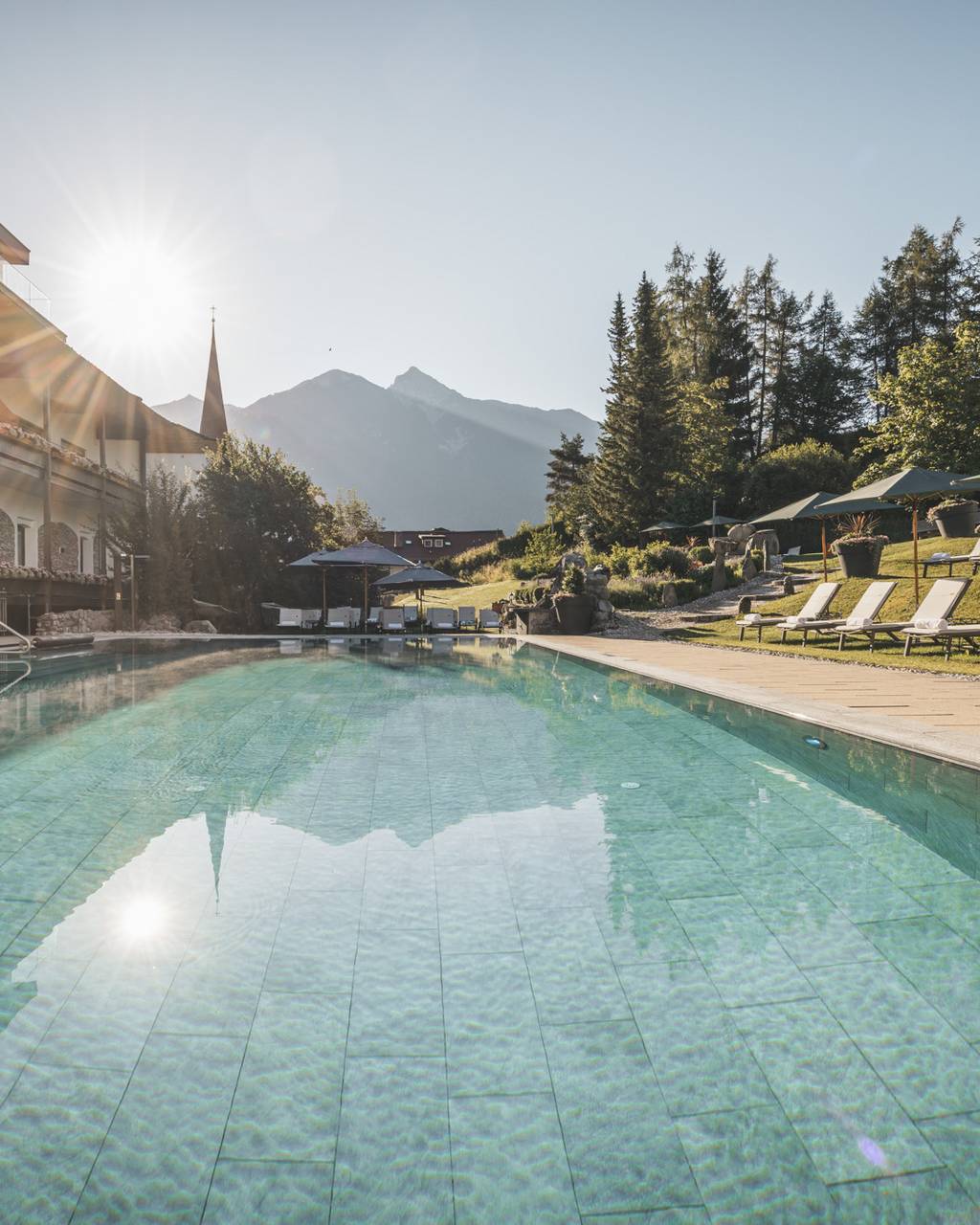 Hotel Kosterbräu in Seefeld – Außenpool mit Blick auf die umliegende Berglandschaft | Wellnesshotel Tirol