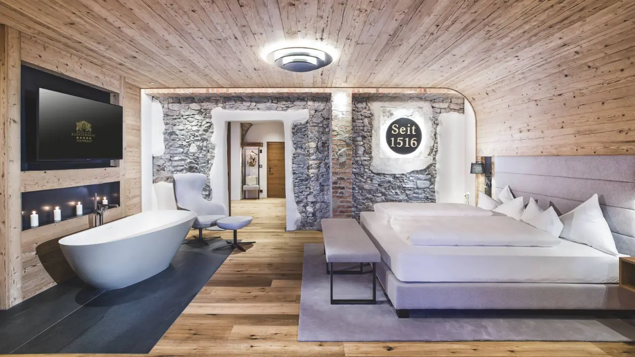 Hotel Kosterbräu in Seefeld – Komfortables Doppelzimmer mit freistehender Badewanne | Wellnesshotel Tirol