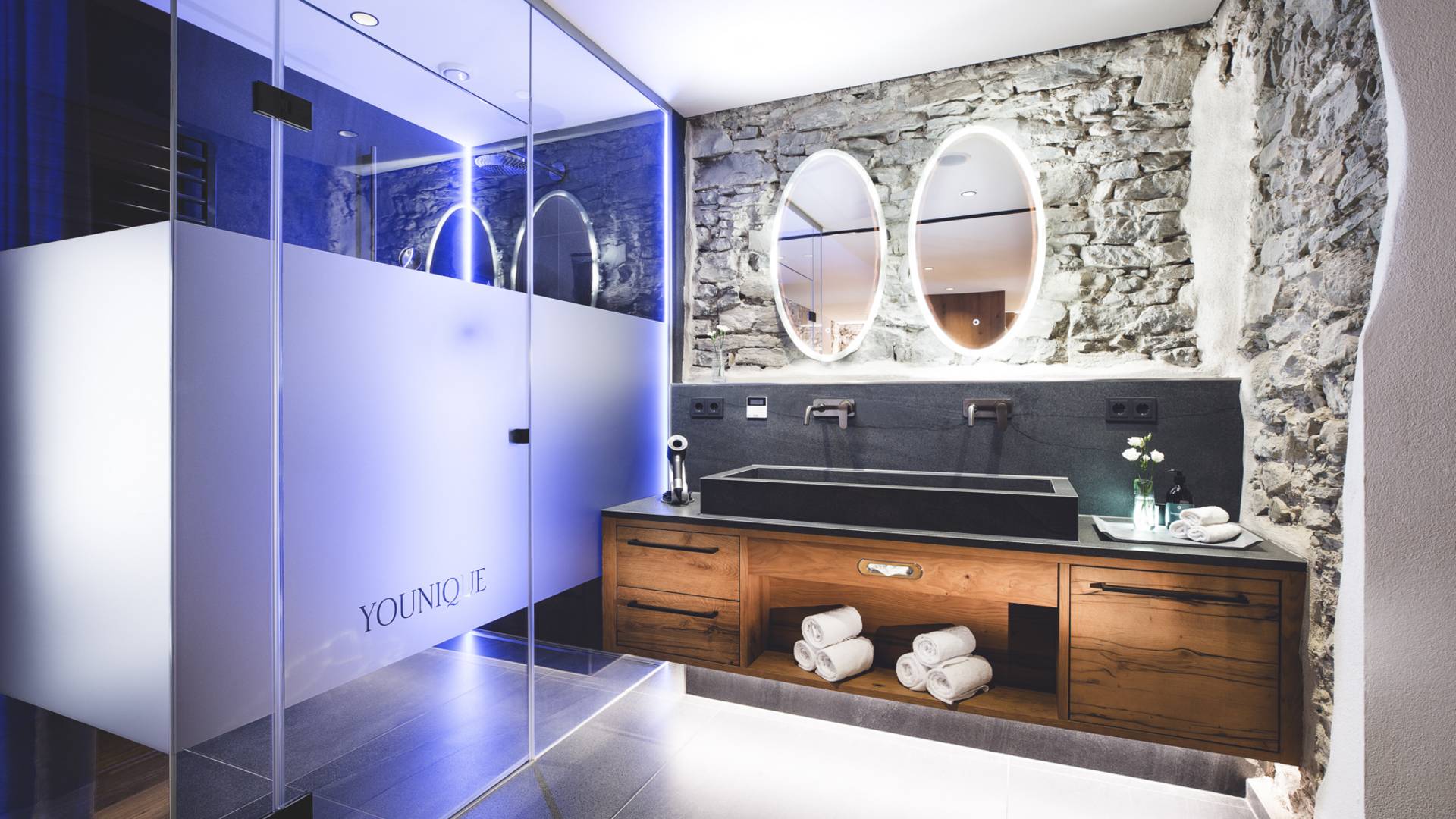 Hotel Kosterbräu in Seefeld – Modernes Badezimmer mit Doppelwaschbecken und Dusche | Wellnesshotel Tirol