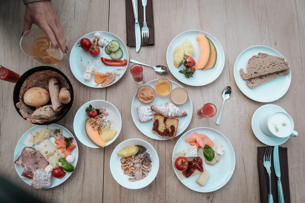 Reichhaltiges Frühstücksbuffet mit frischen Früchten, Gebäck, Käse und Aufschnitt im Hotel Bergrose Hideaway.