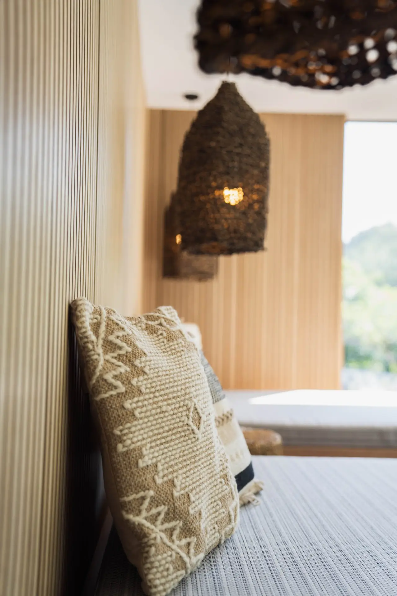 Entspannungsbereich mit gemusterten Kissen und Naturmaterial-Lampen im Bergrose Hideaway.