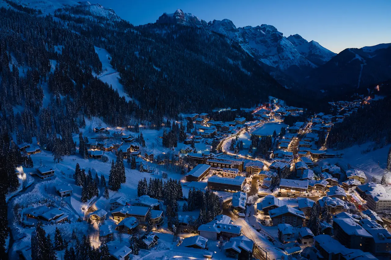 Rosengarten Dolomiti Spa Hotel in Madonna di Campiglio – Beleuchtetes Bergdorf im Winter | Wellnesshotel Dolomiten
