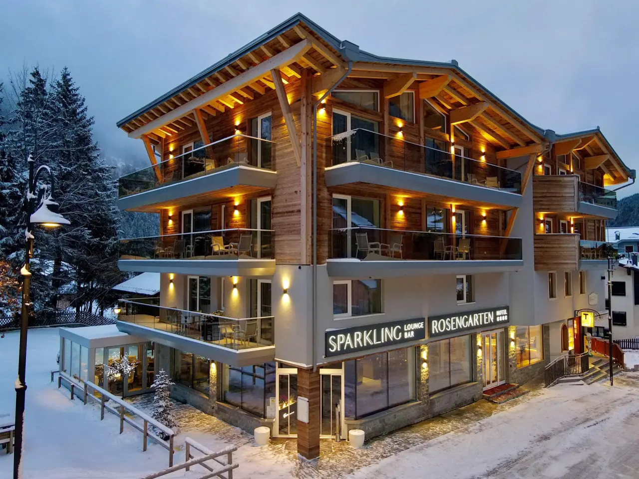 Rosengarten Dolomiti Spa Hotel in Madonna di Campiglio – Beleuchtete Außenansicht im Winter | Wellnesshotel Dolomiten
