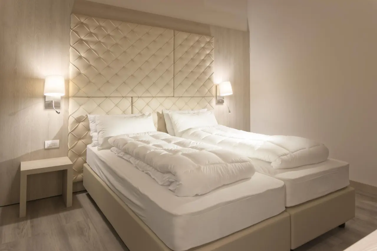 Rosengarten Dolomiti Spa Hotel in Madonna di Campiglio – Modernes Doppelzimmer mit hellem Holz | Wellnesshotel Dolomiten