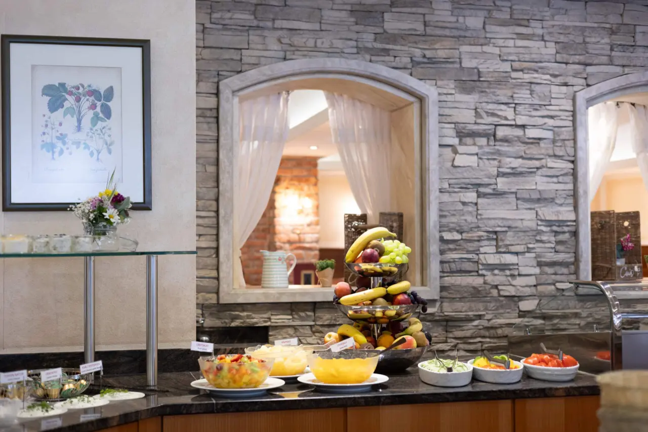 Frisches Obst und Salate am reichhaltigen Frühstücksbuffet im Restaurant des Hotel Bischofsmütze.