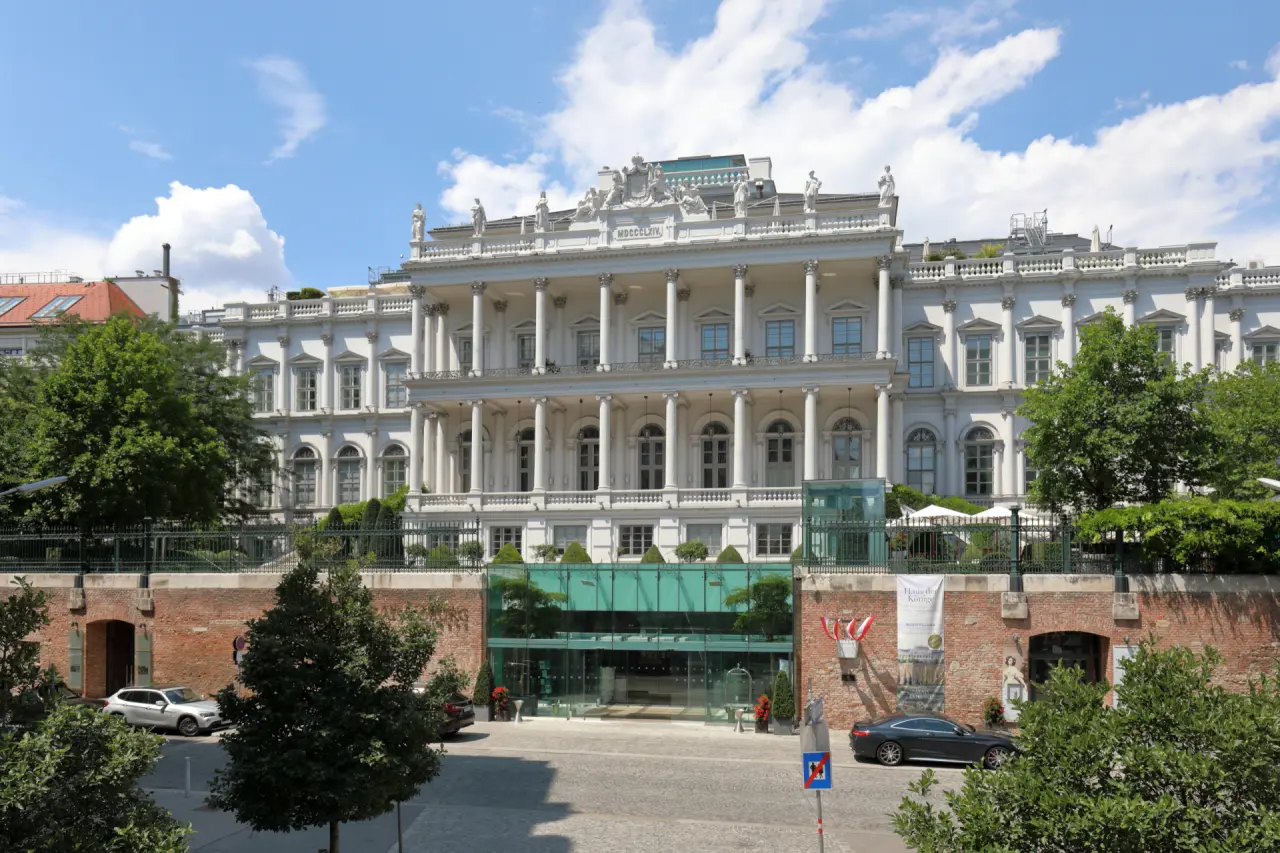 Historische Aussenansicht des luxuriösen Palais Coburg Residenz in Wien mit prächtiger Fassade und Säulen.