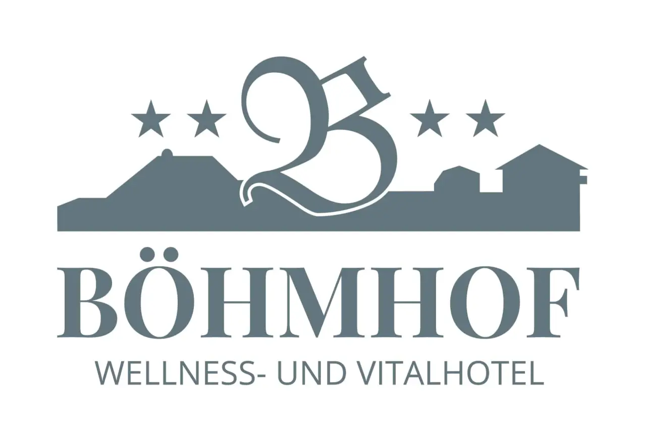 Logo des Böhmhof Wellness- und Vitalhotels mit stilisiertem 'B', Bergsilhouette und Sternen.