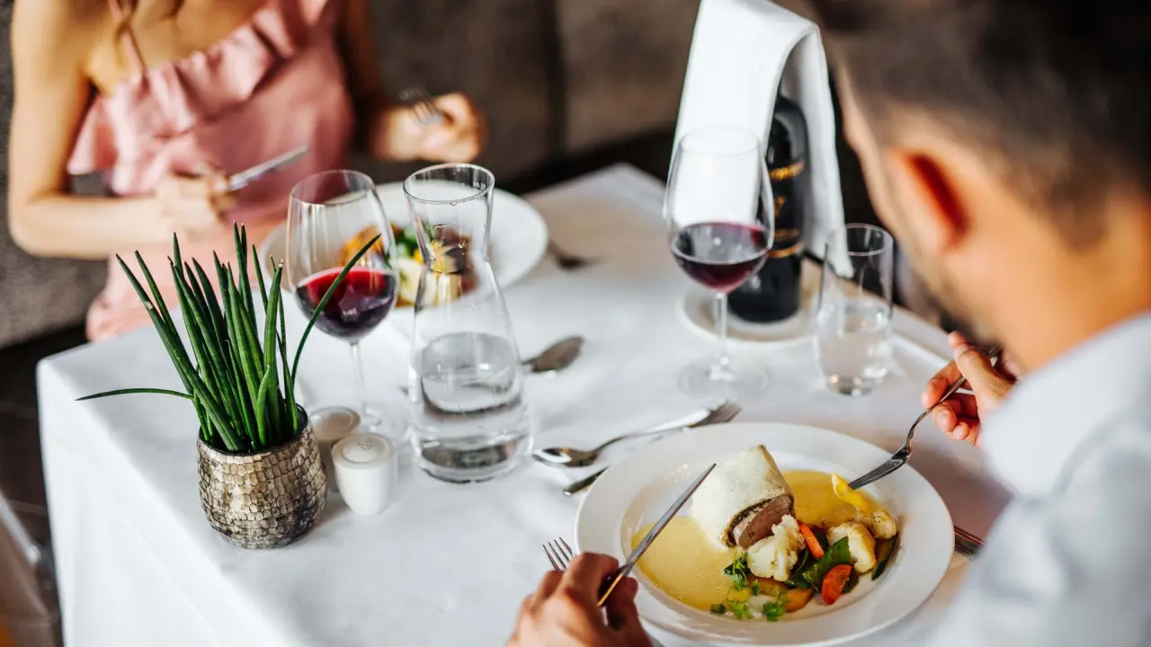 Paar beim eleganten Abendessen im Restaurant des Thermenhotel Karawankenhof****