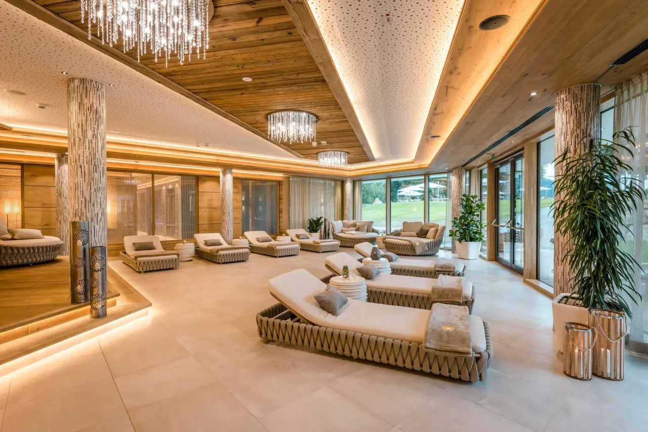 Eleganter Ruheraum mit bequemen Liegen und Kronleuchtern im Wellness & SPA Resort Mooshof. Perfekt zum Entspannen.