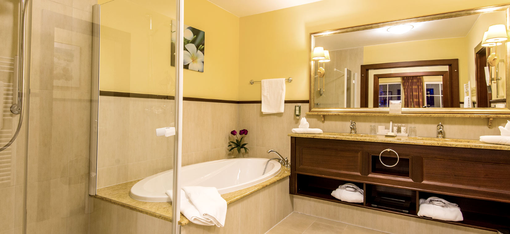 Grandhotel Lienz in Lienz – Modernes Badezimmer mit Badewanne und Dusche | Wellnesshotel Osttirol