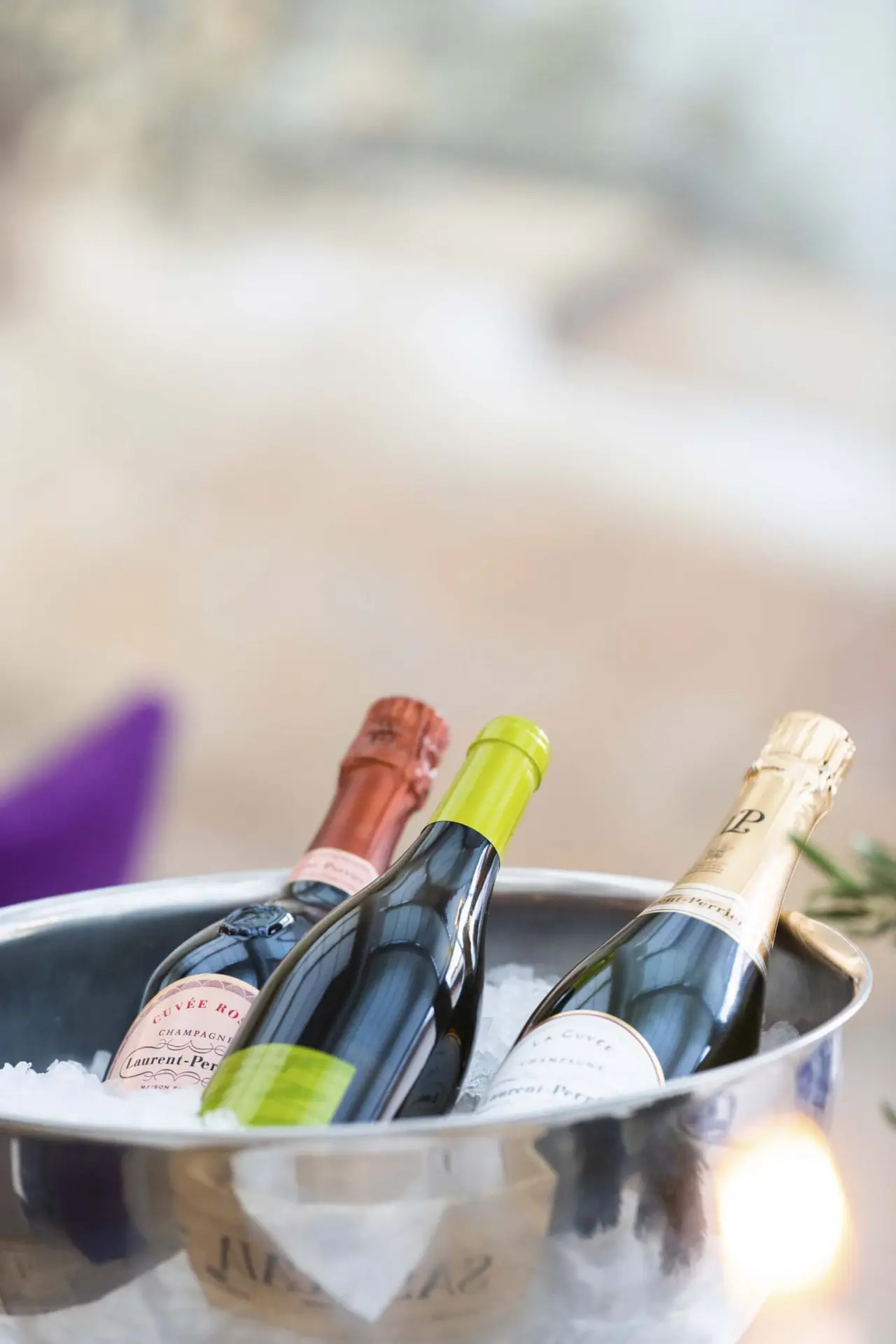 Drei Champagnerflaschen in einem Eiskübel, bereit zum Genuss im Hotel Lenzerhorn.