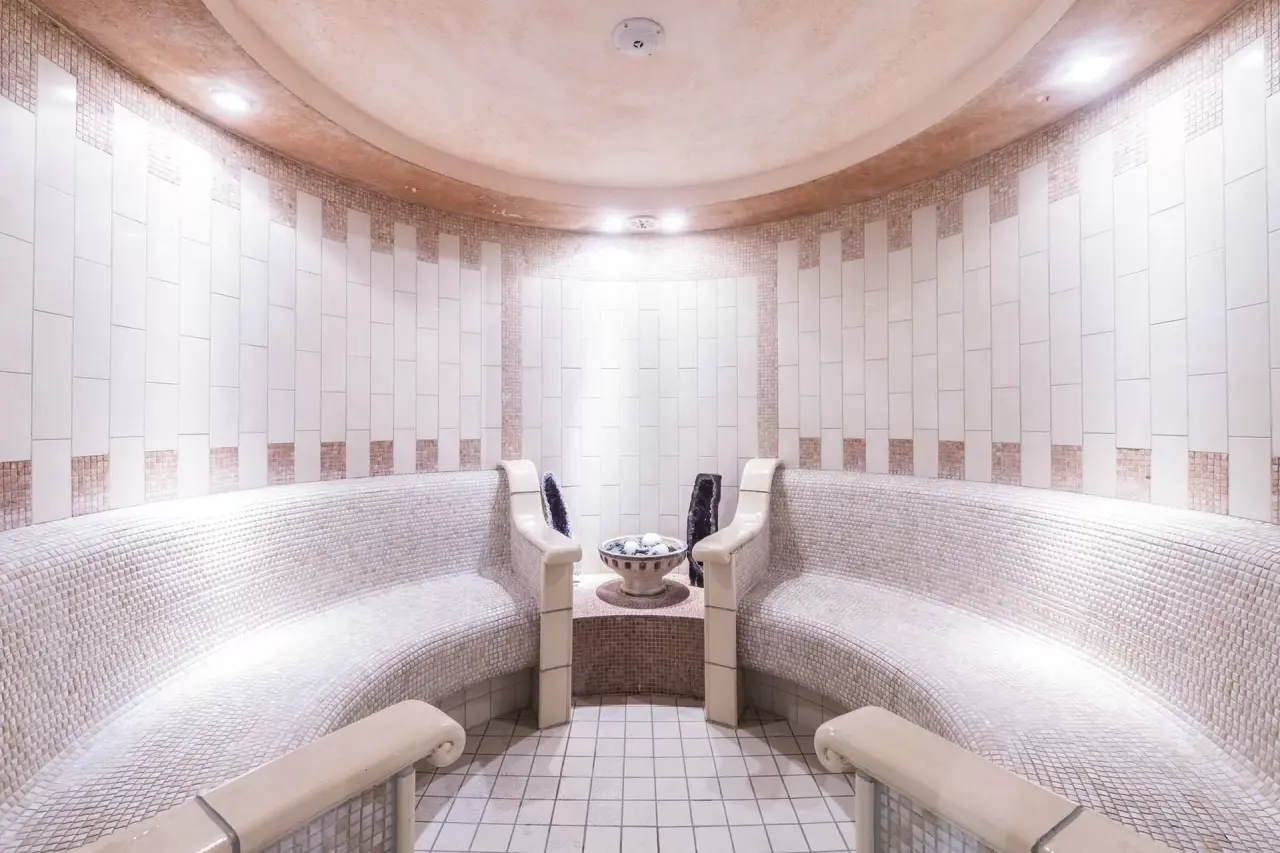 Dampfbad mit Mosaikbänken und Amethyst-Dekoration im Spa-Bereich des Hotel Lenzerhorn.