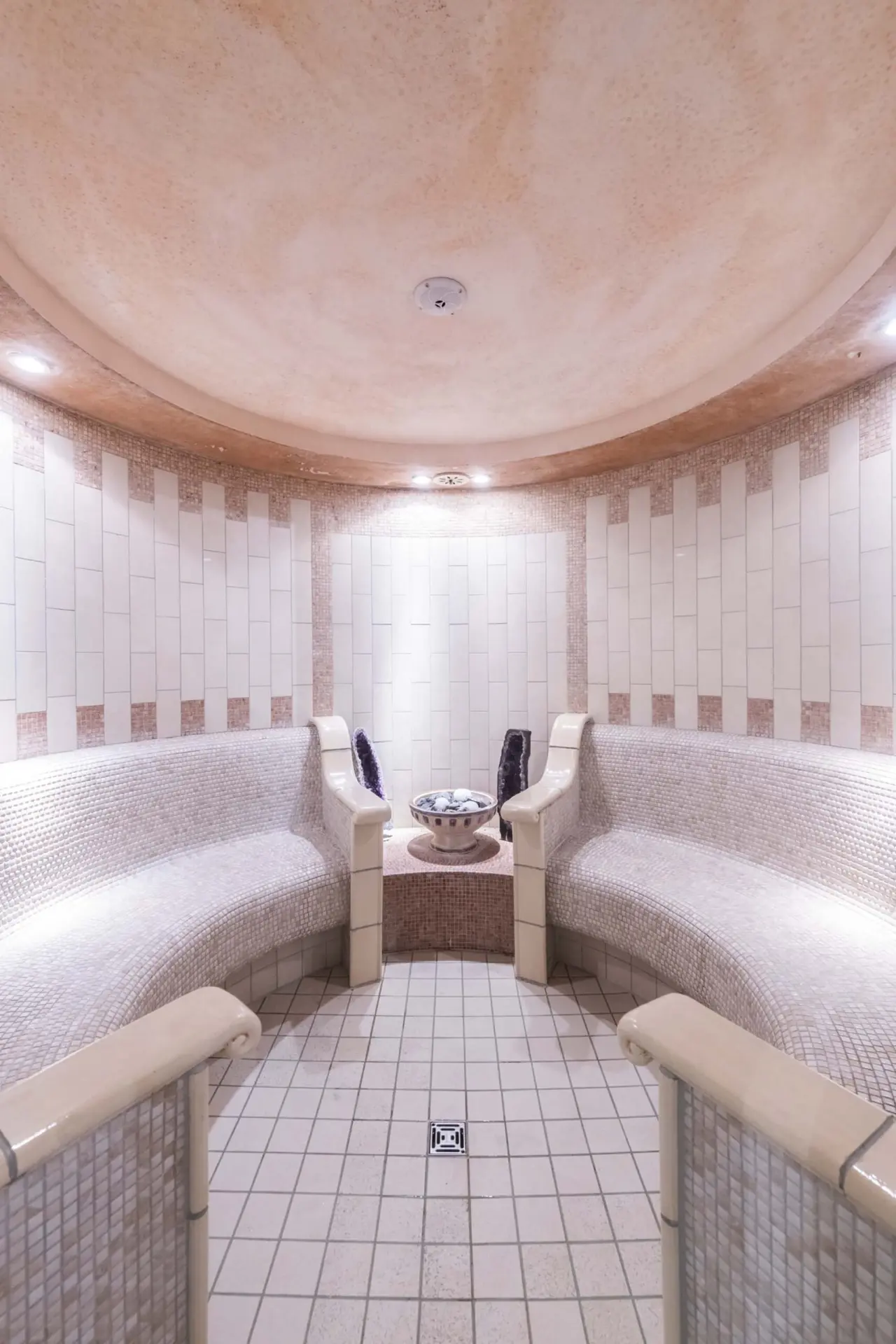 Modernes Tepidarium mit beheizten Mosaikbänken und Amethyst-Dekoration im Spa des HOTEL LENZERHORN.