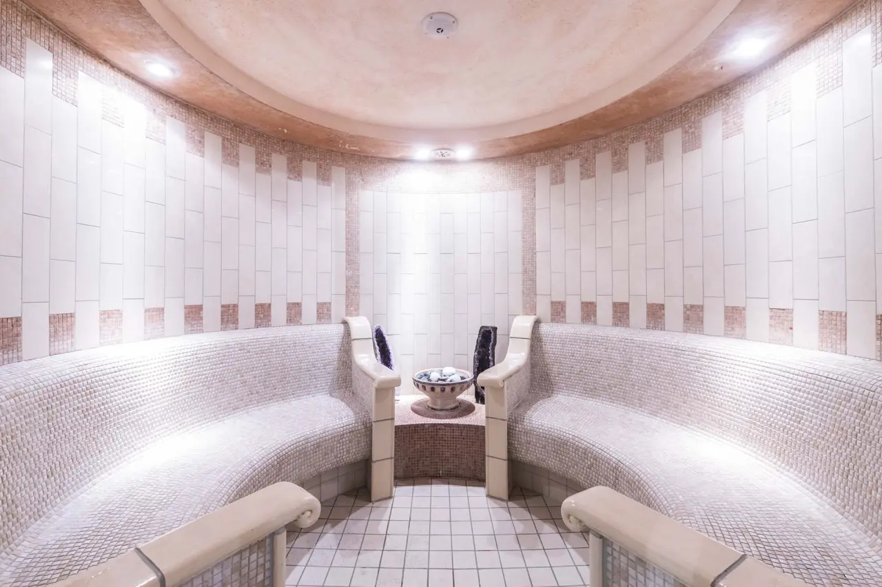 Rundes Dampfbad mit Mosaikfliesen und Amethyst-Dekoration im Spa-Bereich des HOTEL LENZERHORN.
