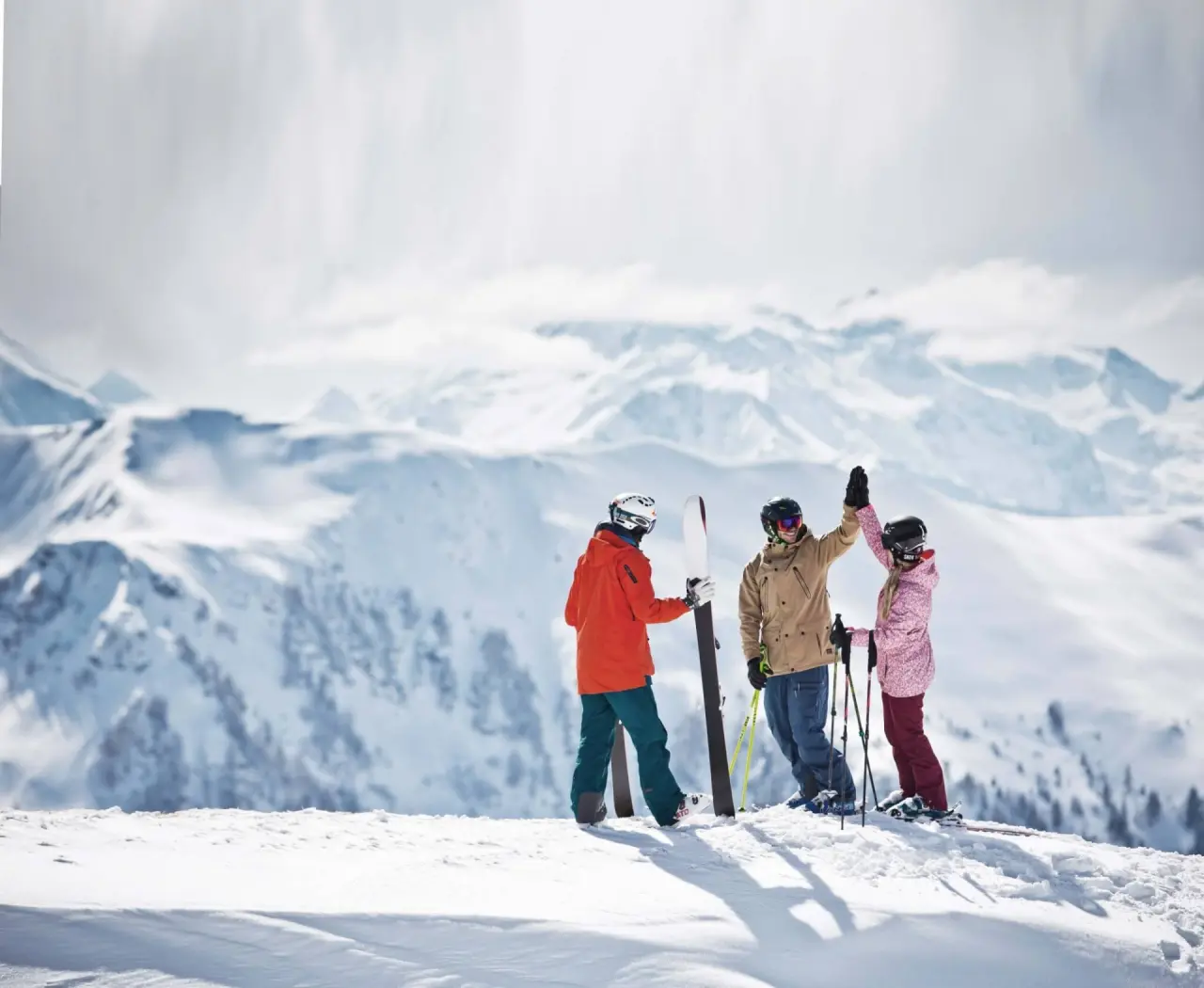 Fröhliche Skifahrer mit beeindruckendem Bergpanorama im Winterurlaub am Hotel Hasenauer.