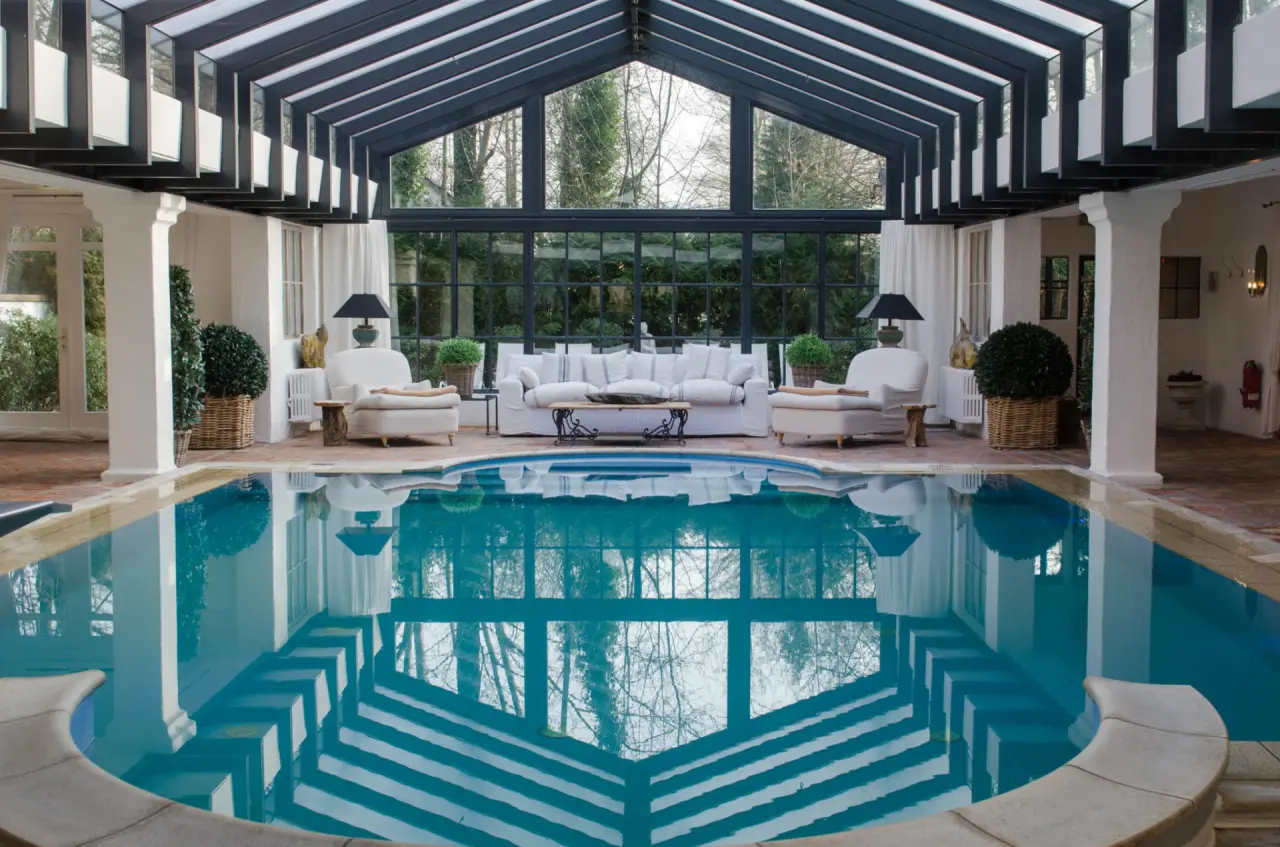 Grosszügiger Innenpool mit gemütlicher Lounge und Blick ins Grüne im Bleiche Resort & Spa.