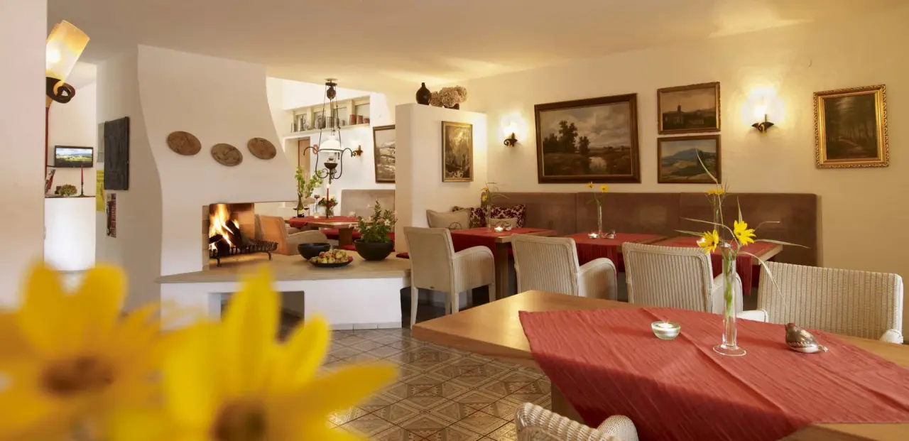 Rustikales Restaurant mit Kamin und gemütlicher Atmosphäre im Landhaushotel Hof Wasserkuppe.