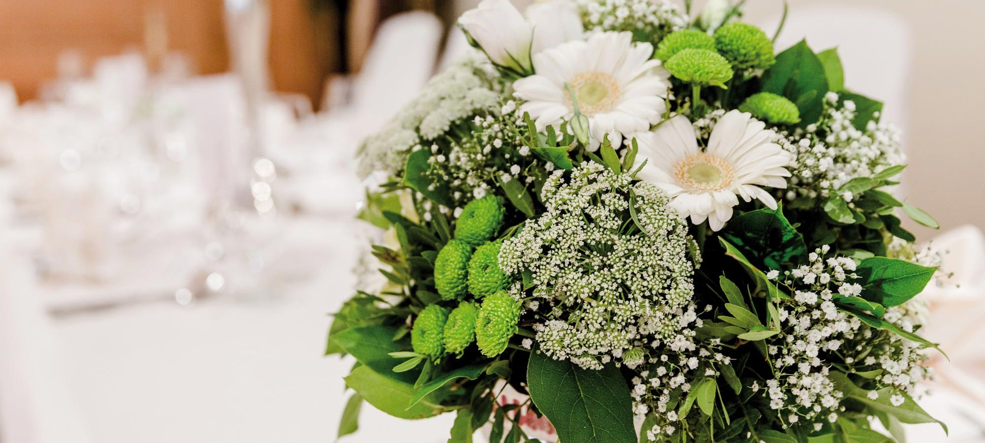 Parkhotel Bad Schallerbach in Bad Schallerbach – Frischer Blumenstrauß als Tischdekoration | Wellnesshotel Oberösterreich
