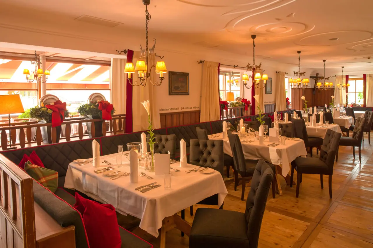 Gemütliches Restaurant im Wellness Hotel Zinnkrügl mit festlich gedeckten Tischen und traditionellem Ambiente.