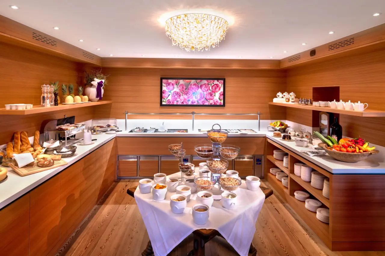 Reichhaltiges Frühstücksbuffet mit frischen Speisen und Müsli-Bar im Wellness Hotel Zinnkrügl.