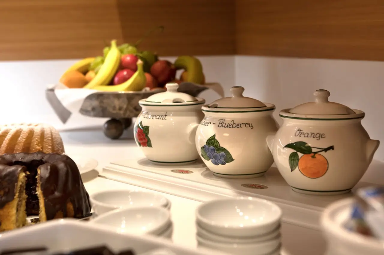 Hausgemachte Marmeladen, frisches Obst und Kuchen am Frühstücksbuffet im Wellness Hotel Zinnkrügl.