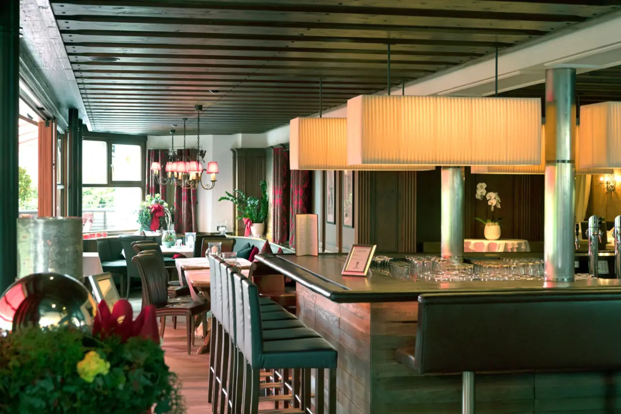 Gemütliche Hotelbar und Restaurantbereich mit Holzbalkendecke im Wellness Hotel Zinnkrügl.