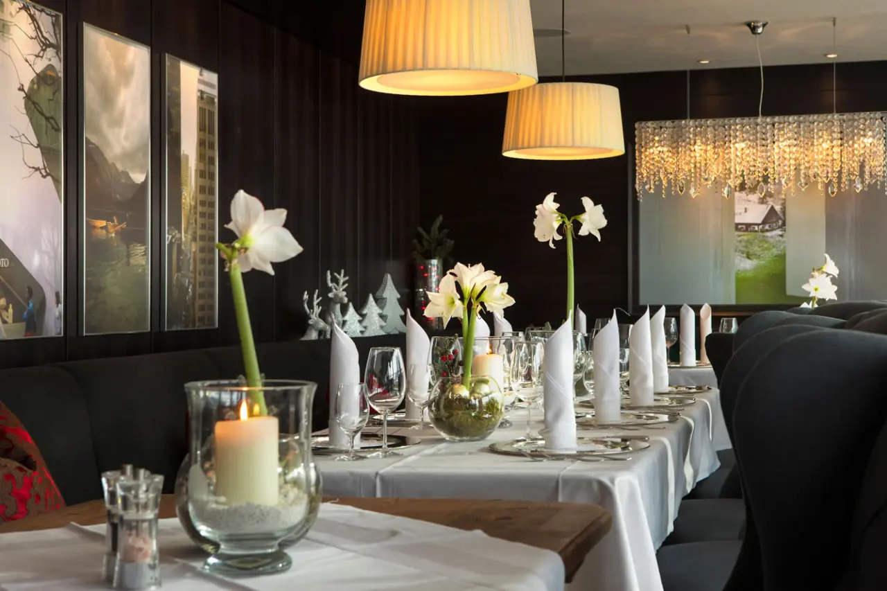 Festlich gedeckter Tisch im eleganten Restaurant des Wellness Hotel Zinnkrügl mit stilvoller Dekoration.