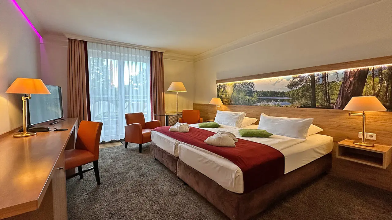 Gemütliches Doppelzimmer mit Bademänteln, Schreibtisch und Balkon im Hotel & Spa Sommerfeld. Ideal für entspannte Aufenthalte.