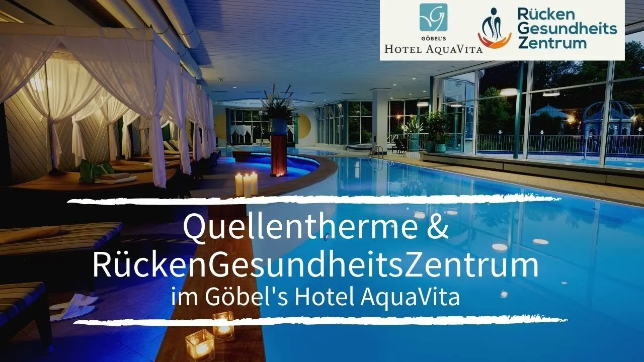 Entspannender Innenpoolbereich mit blauer Beleuchtung, Baldachin-Liegen und Kerzen im Göbel's Hotel AquaVita.