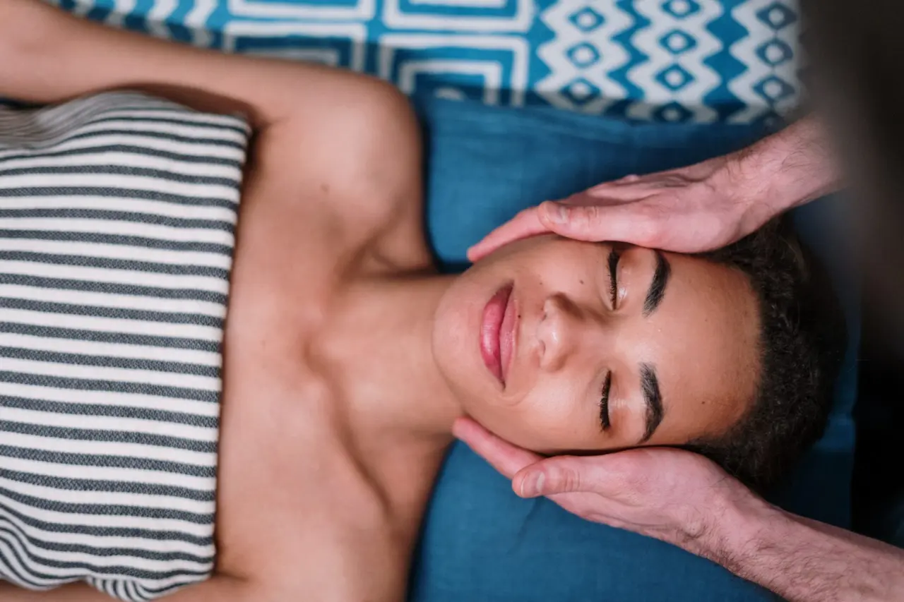 Entspannende Kopfmassage im Spa-Bereich des Ferienhotel Haus Becker