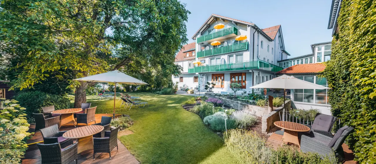 Lush green garden with sonnigen Liegestühlen und Sitzgelegenheiten vor dem Kneipp- & Wellvitalhotel Edelweiss.