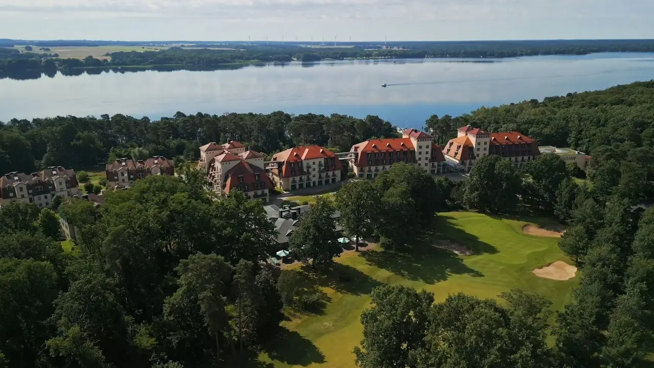 Luftaufnahme des Precise Resort Bad Saarow mit Hotelanlage, Golfplatz und dem malerischen Scharmützelsee.
