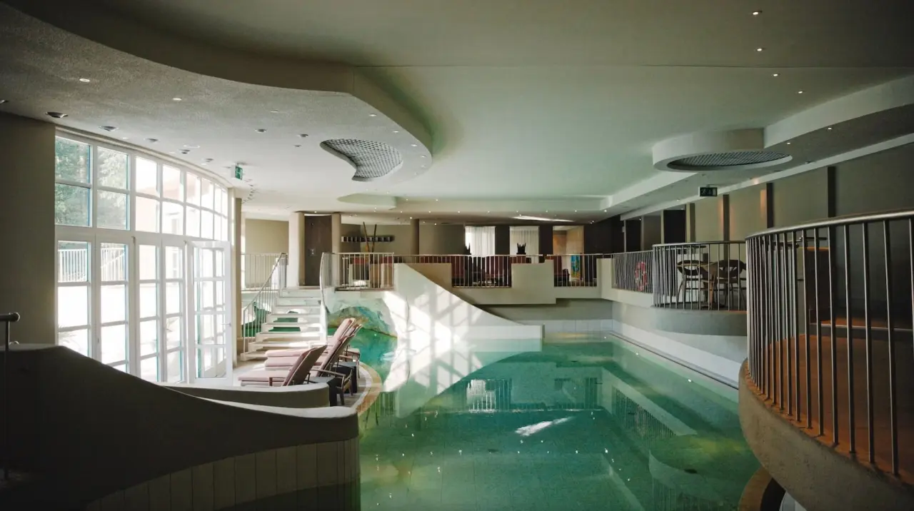 Grosszügiger Innenpool mit Tageslicht und Liegebereich im Precise Resort Bad Saarow. Ideal für Entspannung.