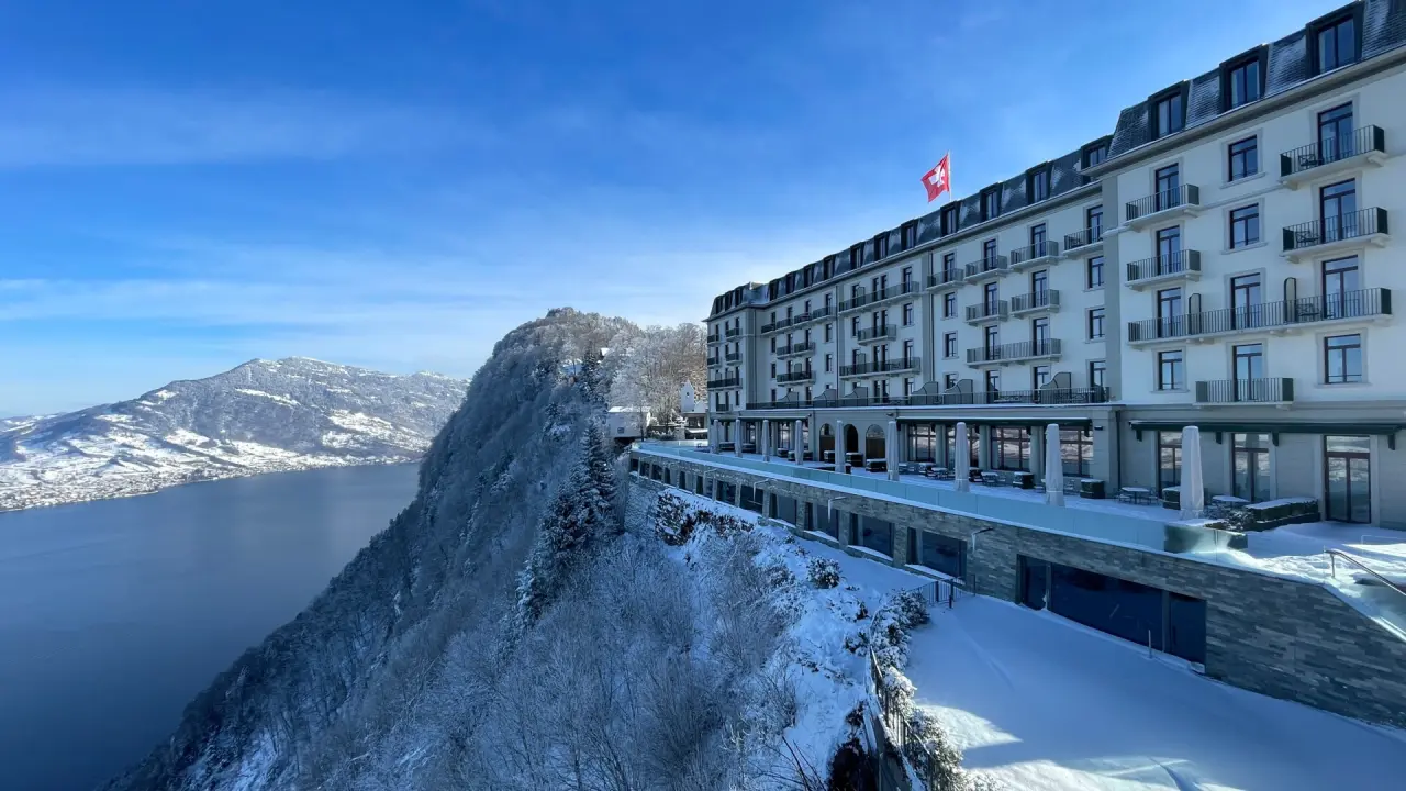 Luxuriöses Bürgenstock Resort Lake Lucerne im Winter mit Infinity-Pool und atemberaubendem Blick auf den Vierwaldstättersee und die verschneiten Alpen.