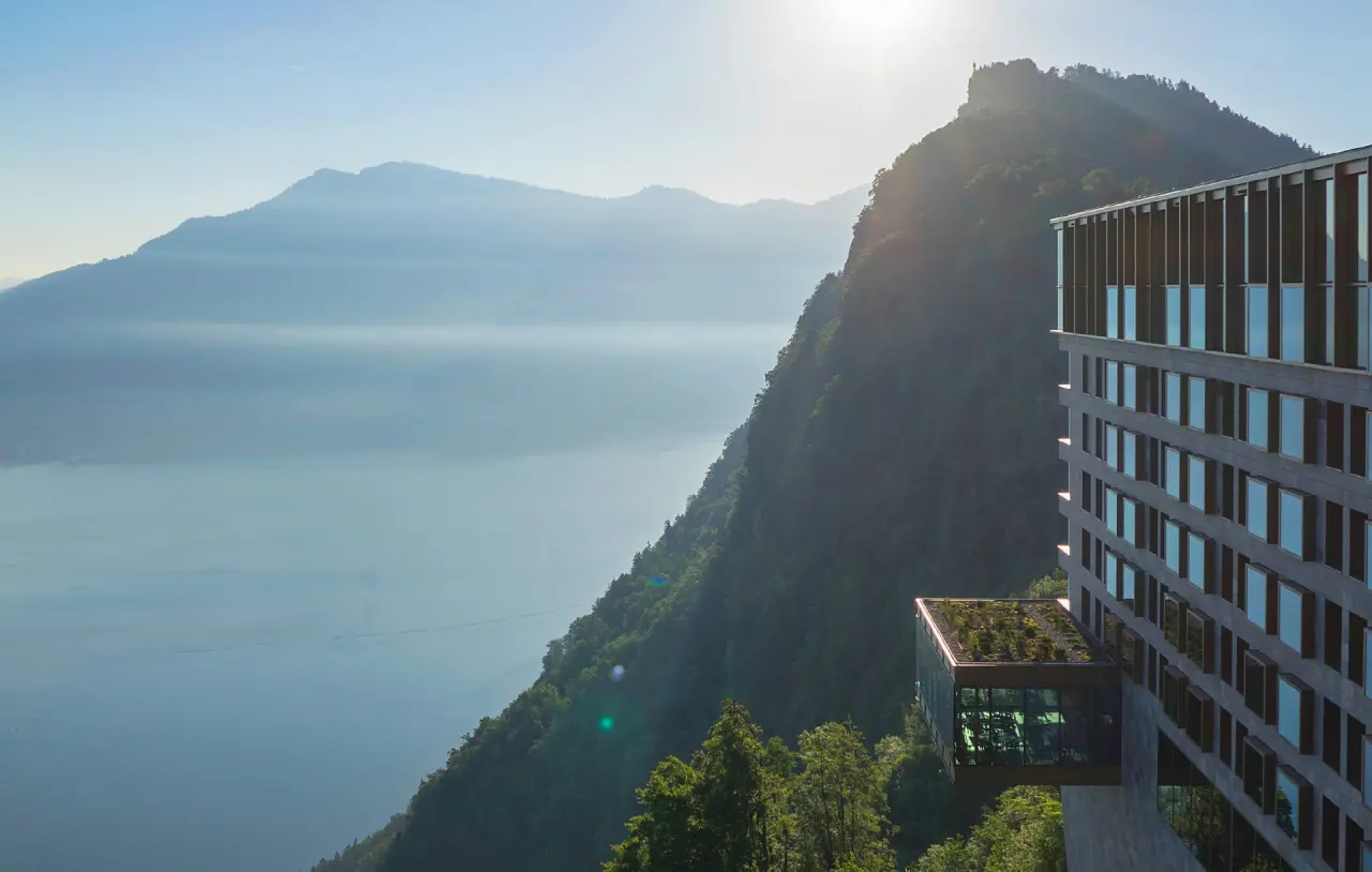 Modernes Hotelgebäude des Bürgenstock Resort Lake Lucerne mit atemberaubendem Blick auf den Vierwaldstättersee und die Schweizer Alpen.