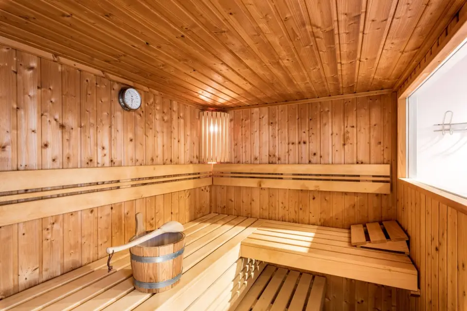Einladende finnische Sauna mit Holzbänken und Aufgusseimer im Wellnesshotel Ziegelruh.