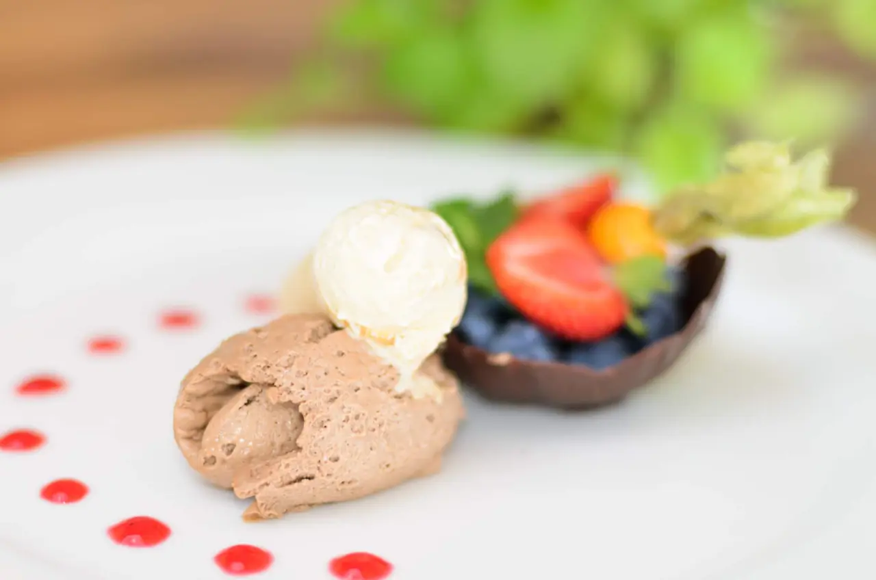 Köstliches Schokoladenmousse mit Vanilleeis und frischen Beeren im AVIVA****s make friends Hotelrestaurant.