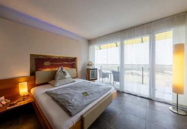 Gemütliches Doppelzimmer mit Balkon und moderner Einrichtung im AVIVA****s make friends Hotel.