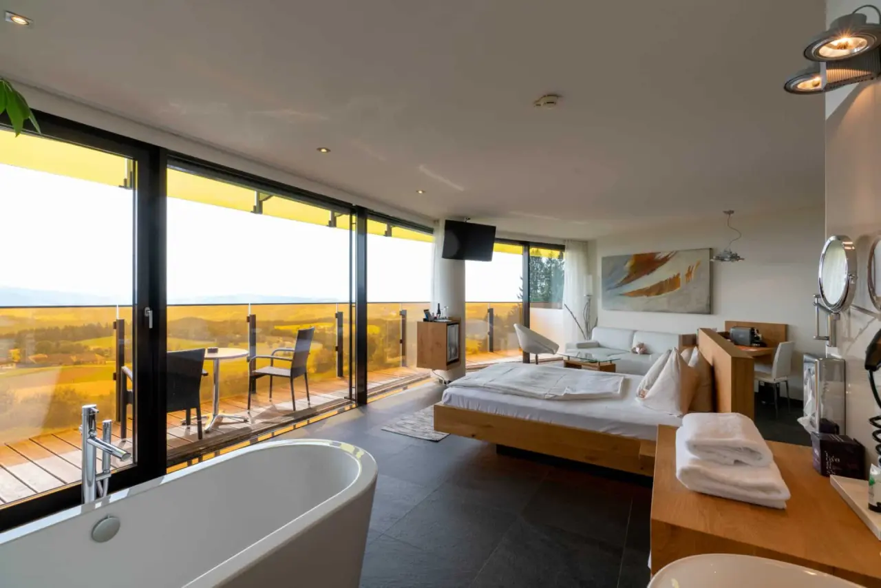 Luxuriöses Hotelzimmer mit freistehender Badewanne, Panoramablick und Balkon im AVIVA****s make friends.
