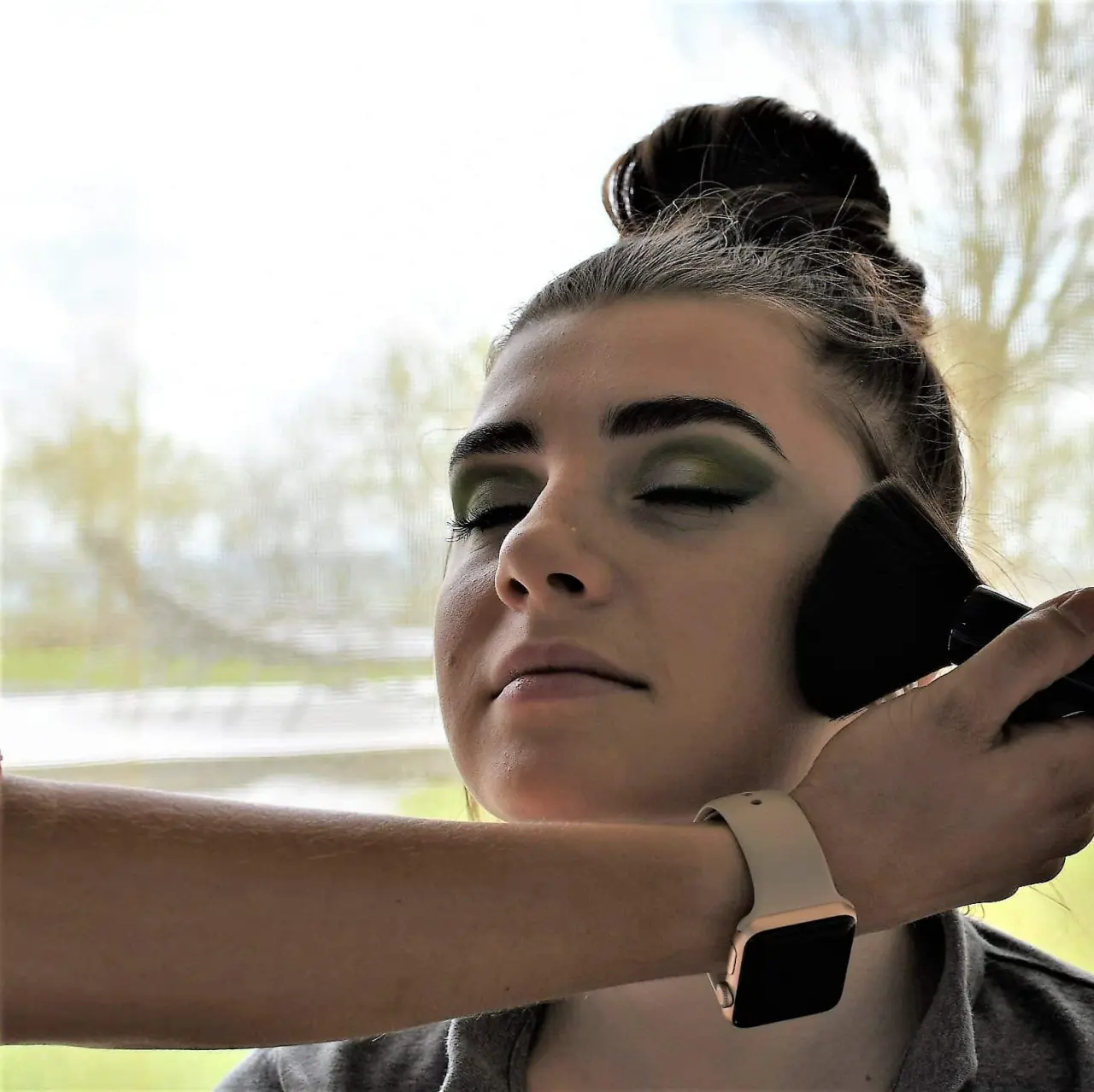 Frau erhält Make-up-Anwendung im Beauty-Bereich des AVIVA****s make friends Hotels.