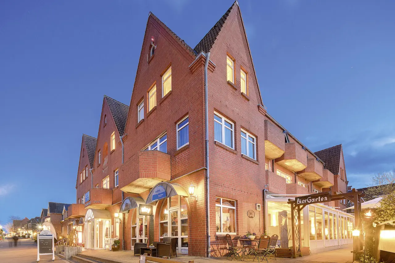 Aussenansicht des Hotel Seeblick bei Abenddaemmerung mit beleuchteter Fassade und Restaurantbereich.