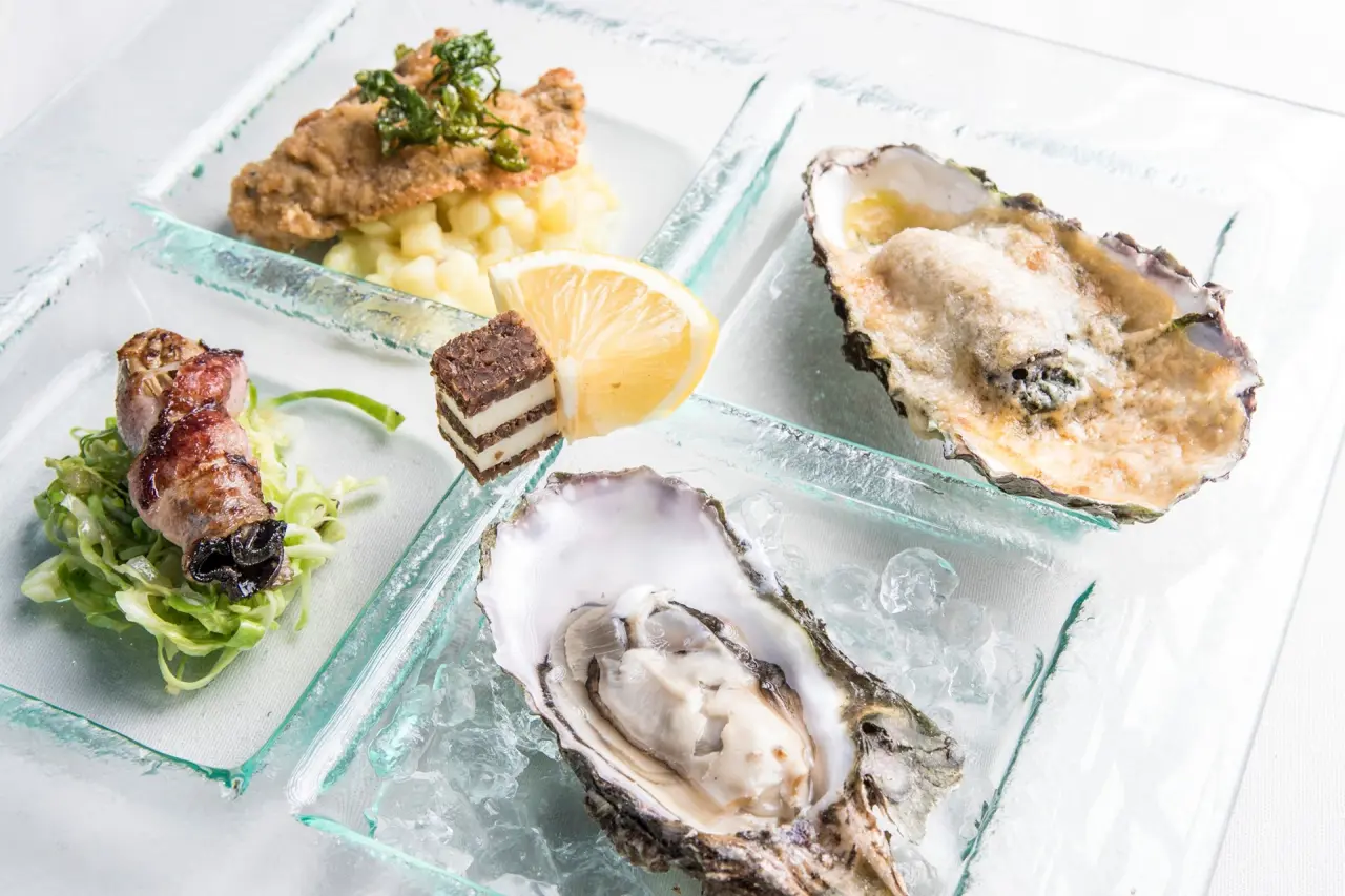 Exquisite Vorspeisenplatte mit frischen Austern, frittiertem Fisch und weiteren Delikatessen im Restaurant des Hotel Seeblick.