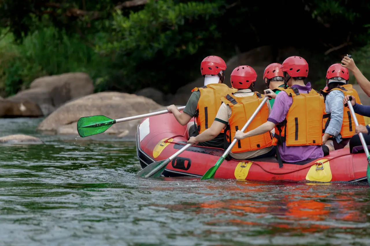 Gäste beim Rafting auf einem Fluss in der Natur, eine Aktivität nahe dem Romantik Hotel Wastlwirt.