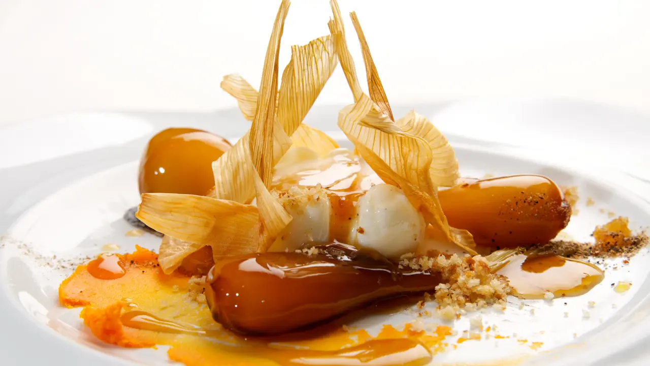 Kreatives Dessert mit karamellisierten Früchten und knusprigen Elementen im Restaurant des Wellness- & Familienhotel Panorama.